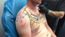 Vilkiko vairuotojas Kenis Oleren&scaron;ou i&scaron;garsėjo tatuiruote.