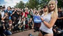 D.Medvedevo &scaron;alininkės surengė erotizuotą &scaron;ou