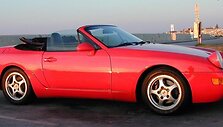 Porsche 968 žibintai nebuvo i&scaron; tikrųjų paslepiami &ndash; jie tiesiog atsilenkdavo atgal ir įsiliedavo į automobilio kapoto siluetą. (Atlant, Wikimedia(CC BY 2.5)