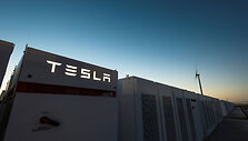 Elonas Muskas pastatė didžiausią pasaulyje akumuliatorių &bdquo;Tesla Powerpack&ldquo;