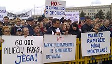 Lenkų protesto mitingas prie Lietuvos respublikos Seimo