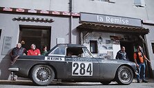 Karolis Rai&scaron;ys ir Vidimantas Gečiauskas su 1965 m. gamybos briti&scaron;ku &bdquo;MGB Roadster&ldquo;.