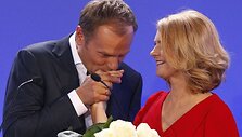 Donaldas Tuskas džiaugiasi pergale rinkimuose