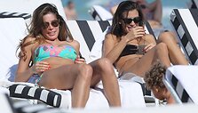Dvi nimfos: Aida Yespica (margas kostiumėlis) ir Claudia Galanti (vienspalvis kostiumėlis)