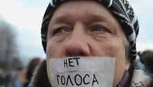 I&scaron;radingiausi demonstrantų plakatai ir kaukės