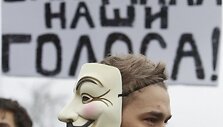 I&scaron;radingiausi demonstrantų plakatai ir kaukės