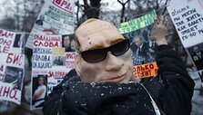 I&scaron;radingiausi demonstrantų plakatai ir kaukės