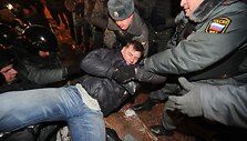 Policija netaupė jėgų susidorodama su protestuotojais.