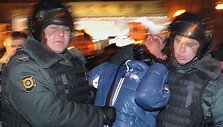 Policija netaupė jėgų susidorodama su protestuotojais.