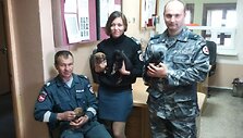 Kauno miesto Dainavos policijos komisariato pareigūnai su i&scaron;gelbėtais &scaron;uniukais