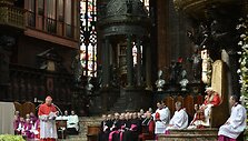 Popiežius Benediktas XVI (sėdi soste) per Pasaulinį &scaron;eimų susitikimą Milano katedroje