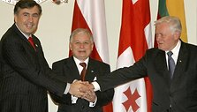 M.Saaka&scaron;vilis, L.Kaczynskis ir V.Adamkus pernai lapkritį Tbilisyje buvo susitikę visi&scaron;kai kitokiomis aplinkybėmis.