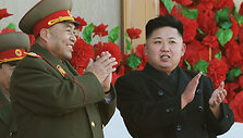 Ri Yong-ho (kairėje) ir Kim Jong-unas vasarį dar kartu priiminėjo karinį paradą.