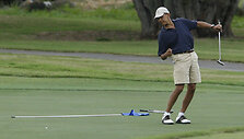 Barackas Obama žaidžia golfą.