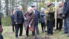 Dalia Grybauskaitė sodina ąžuoliuką.