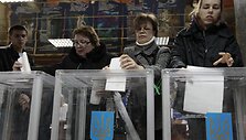 Ukrainiečiai balsuoja Auk&scaron;čiausiosios Rados rinkimuose.