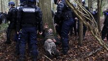 Sulaikomas protestuotojas