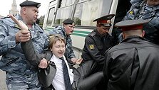 Milicija sulaiko Rusijos gėjų teisių aktyvistą Nikolajų Aleksejevą.