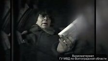 Policijos vaizdo įra&scaron;e užfiksuota, kaip Liubovė Osipova tariamiems nusikaltimo vykdytojams perduoda avansą ir ai&scaron;kina, ką jie turės padaryti.