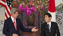 Johnas Kerry ir Fumio Kishida