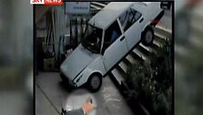 Automobilis nublo&scaron;kė berniuką nuo laiptų.