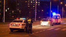 Automobilis partrenkė per perėją bėgusią merginą.