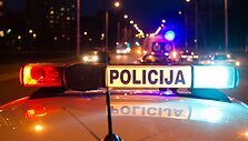 Automobilis partrenkė per perėją bėgusią merginą.