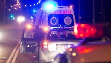 Automobilis partrenkė per perėją bėgusią merginą.