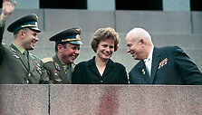 Valentina Tere&scaron;kova netrukus po skrydžio 1963 metais kartu su tuometiniu SSRS vadovu Nikita Chru&scaron;čiovu (de&scaron;inėje) ir kosmonautais (i&scaron; kairės) Jurijumi Gagarinu ir Pavelu Popovičiumi