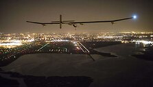Saulės energija varomas lėktuvas &bdquo;Solar Impulse&ldquo; artėja prie Johno F.Kennedy oro uosto Niujorke.