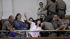 Policininkai mėgina i&scaron;vesti protestuotojas.