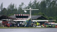 Gelbėtojai dirba prie avariją patyrusio &bdquo;Bangkok Airways&ldquo; lėktuvo.