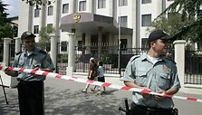 Prie uždarytos Rusijos ambasados Tbilisyje budi Gruzijos policininkai.
