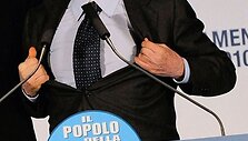 Silvio Berlusconi tribūnoje prie&scaron; incidentą sakė kalbą.