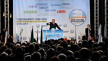Silvio Berlusconi tribūnoje prie&scaron; incidentą sakė kalbą.
