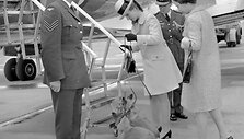 Karalienė Elžbieta II ir jos duktė  princesė Anne su savo korgiais lipa į lėktuvą. (1969 m. nuotrauka)