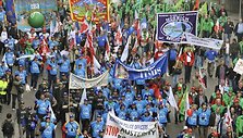 Demonstrantai žygiuoja Briuselio gatvėmis.