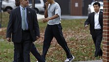 Barackas Obama krep&scaron;inio aik&scaron;telę paliko prakirsta lūpa.