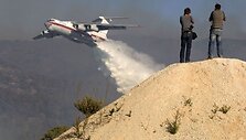 Vandenį ant ugnies lieja Rusijos lėktuvas &bdquo;Il-76&ldquo;.