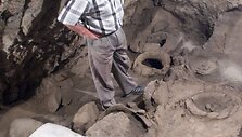 Archeologas Levonas Petrosianas greta atrastos seniausios vyno daryklos įrengimų