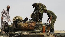 Sukilėliai apžiūrinėja sunaikintą tanką prie Adždabijos.