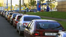 Automobilių eilė prie degalinės