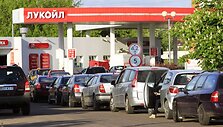 Baltarusiai kantriai laukia eilėje prie degalinės.