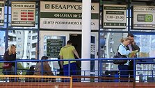 Žmonės Minske laukia prie banko skyriaus, tikėdamiesi nusipirkti bent menką sumą užsienio valiutos.