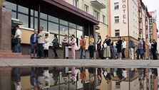 Žmonių eilė prie bankomato Gardine
