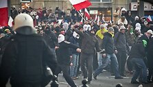 Nacionalistai mėto akmenis.