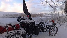 Pedalus Markas mina ir per sniegą.