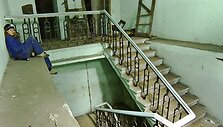 Kai kurios slėptuvės nuo bombardavimų turi i&scaron;ėjimus į gyvenamuosius namus. Žemyn vedantys laiptai baigiasi giliai po žeme.