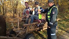 Kelių policijos pareigūnai dalina at&scaron;vaitus ir liemenes