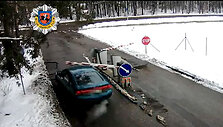 &bdquo;Mazda&ldquo; važiuoja pro užtvarą